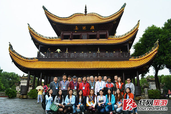 参加活动省内外媒体工作者岳阳楼前合影。