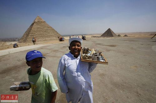 西媒:修复反造成损坏古埃及首座金字塔或倒塌