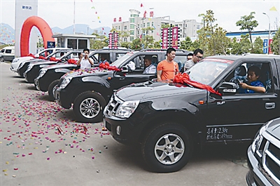首届武夷山茶王争霸赛决赛在即 12辆汽车发往武夷山