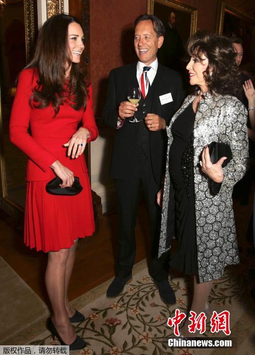 当地时间2月17日,英国伦敦,白金汉宫举行戏剧艺术招待会。女王伊丽莎白二世身着蓝色裙装与身穿红色裙装的凯特王妃齐现身。她们与众演员、导演谈笑风生,气氛融洽和谐。