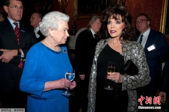 当地时间2月17日,英国伦敦,白金汉宫举行戏剧艺术招待会。女王伊丽莎白二世身着蓝色裙装与身穿红色裙装的凯特王妃齐现身。她们与众演员、导演谈笑风生,气氛融洽和谐。