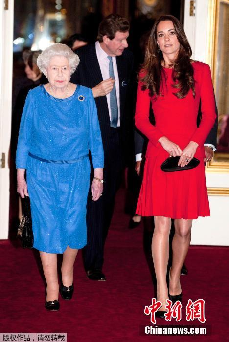 当地时间2月17日,英国伦敦,白金汉宫举行戏剧艺术招待会。女王伊丽莎白二世身着蓝色裙装与身穿红色裙装的凯特王妃齐现身。她们与众演员、导演谈笑风生,气氛融洽和谐。