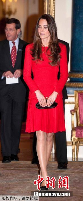 当地时间2月17日,英国伦敦,白金汉宫举行戏剧艺术招待会。女王伊丽莎白二世身着蓝色裙装与身穿红色裙装的凯特王妃齐现身。她们与众演员、导演谈笑风生,气氛融洽和谐。