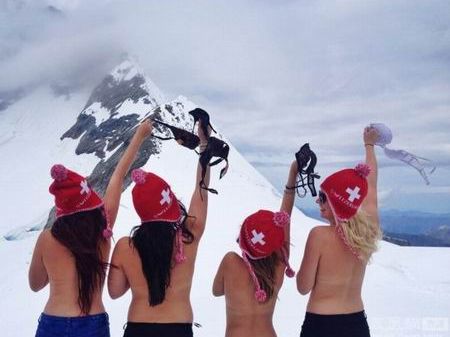 女孩雪山上裸胸感受自由 女孩雪山上裸胸感受自由