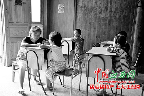 吴春萍把课堂暂时搬到自己家